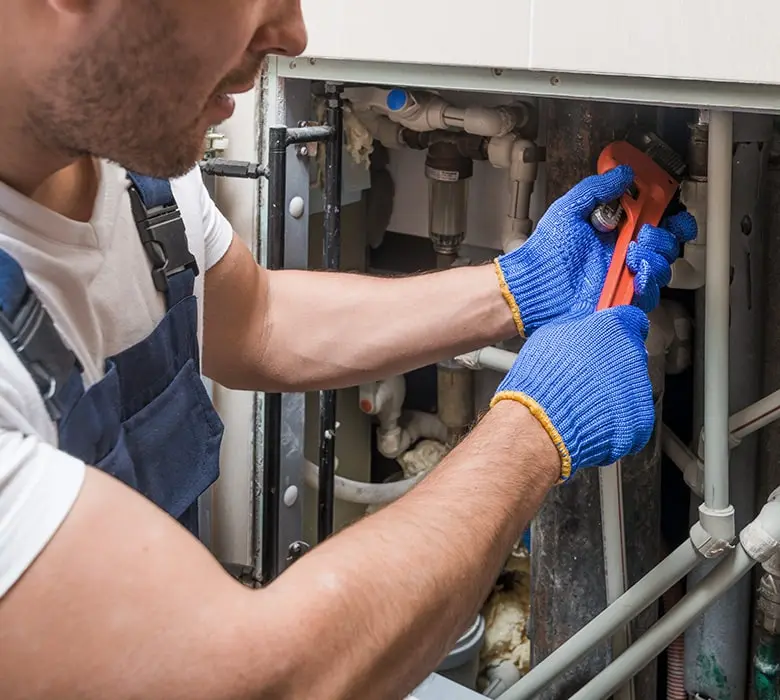Eyüp Demirdöküm kombi bakımı hizmeti sırasında yapılan detaylı cihaz kontrolü